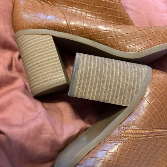 Gorgeous Express brown suede booties size 11 - Picture 7 of 7
